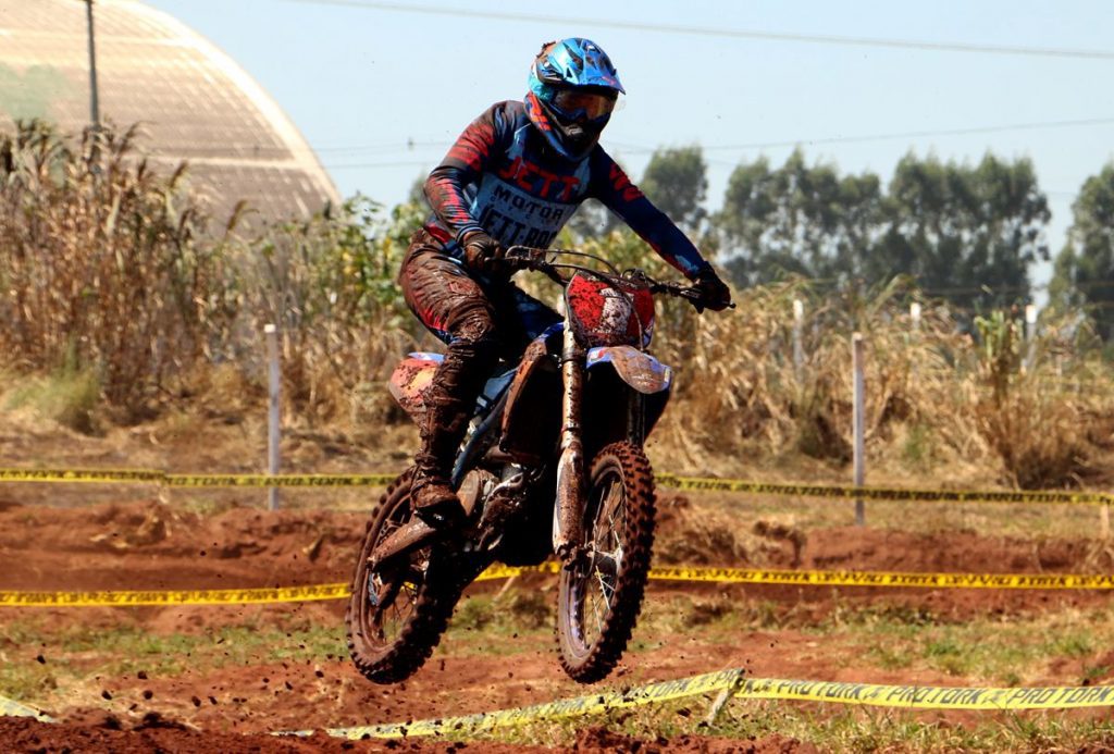Pilotos de ponta d&atilde;o show na abertura do Paranaense de Motocross