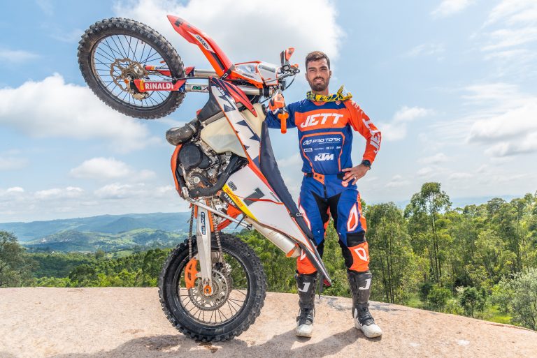 Entrevistamos o nome do Hard Enduro nacional, Rigor Rico, conheça mais do piloto KTM Brasil