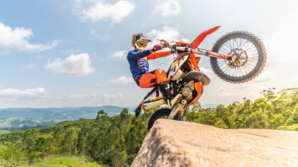 Entrevistamos o nome do Hard Enduro nacional, Rigor Rico, conhe&ccedil;a mais do piloto KTM Brasil