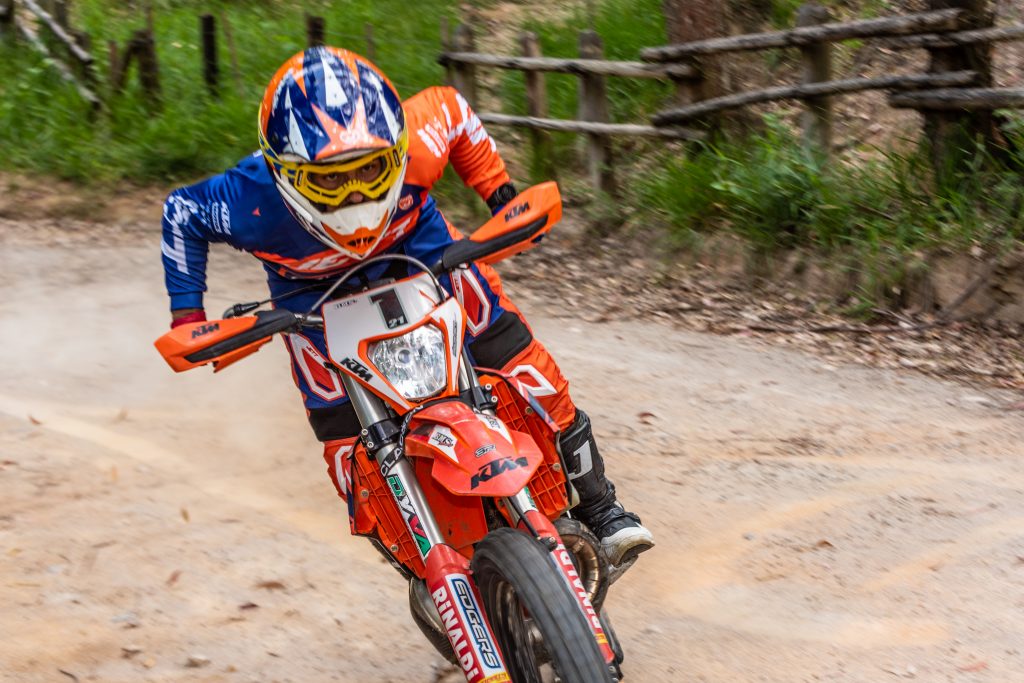 Entrevistamos o nome do Hard Enduro nacional, Rigor Rico, conhe&ccedil;a mais do piloto KTM Brasil