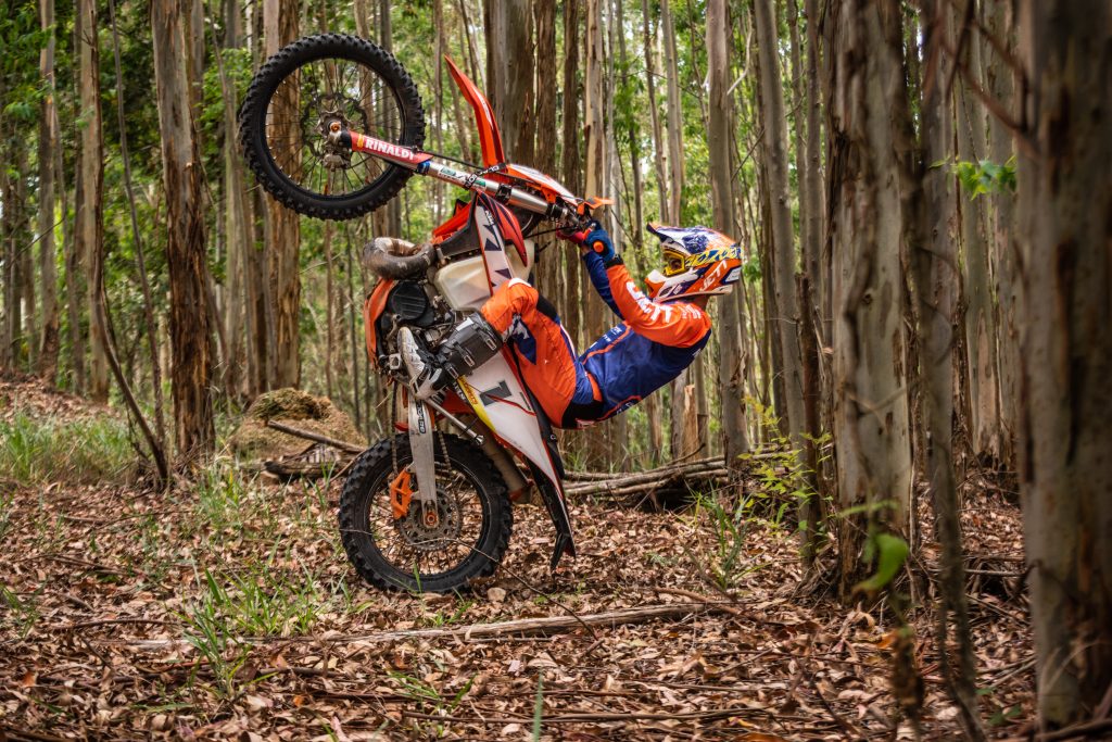 Entrevistamos o nome do Hard Enduro nacional, Rigor Rico, conhe&ccedil;a mais do piloto KTM Brasil