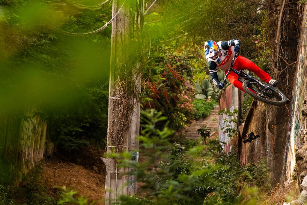 Red Bull Chile apresenta: Sound Of Speed com Pedro Burns martelando sua MTB pelas ruas Chilenas