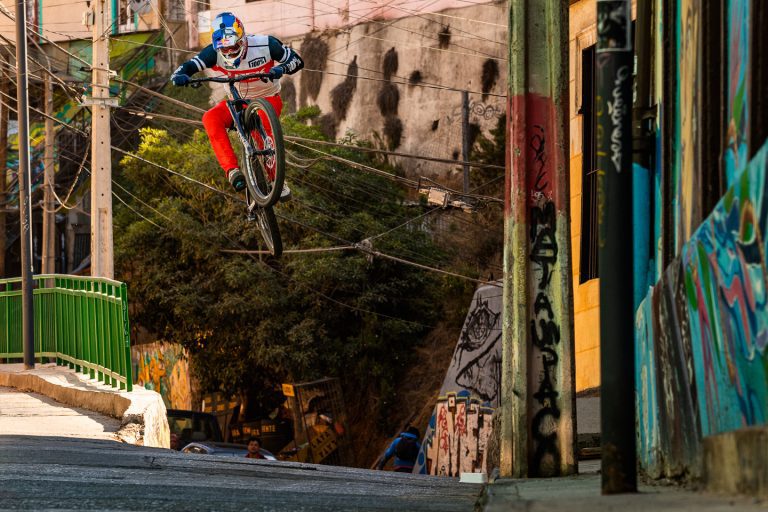 Red Bull Chile apresenta: Sound Of Speed com Pedro Burns martelando sua MTB pelas ruas Chilenas