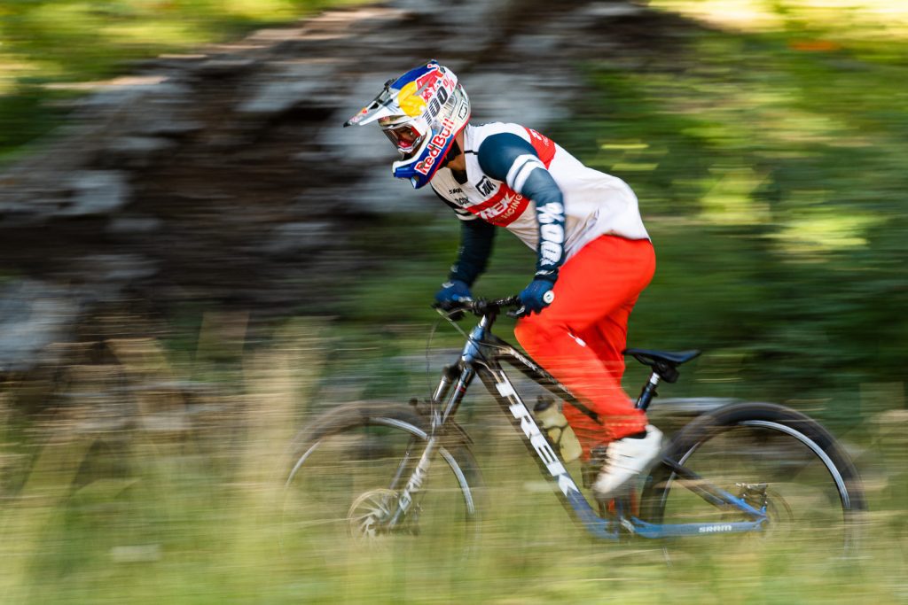 Red Bull Chile apresenta: Sound Of Speed com Pedro Burns martelando sua MTB pelas ruas Chilenas