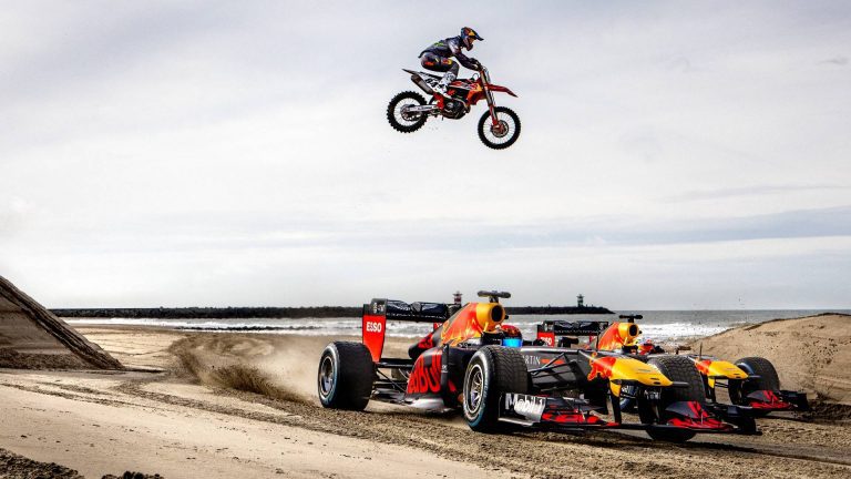 Jeffrey Herlings acelerando em casa com a equipe Aston Martin Red Bull Racing F1