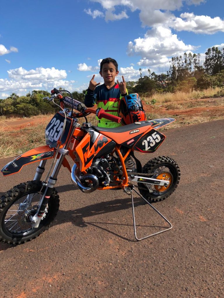 Mobilização realiza sonho de menino em se tornar piloto