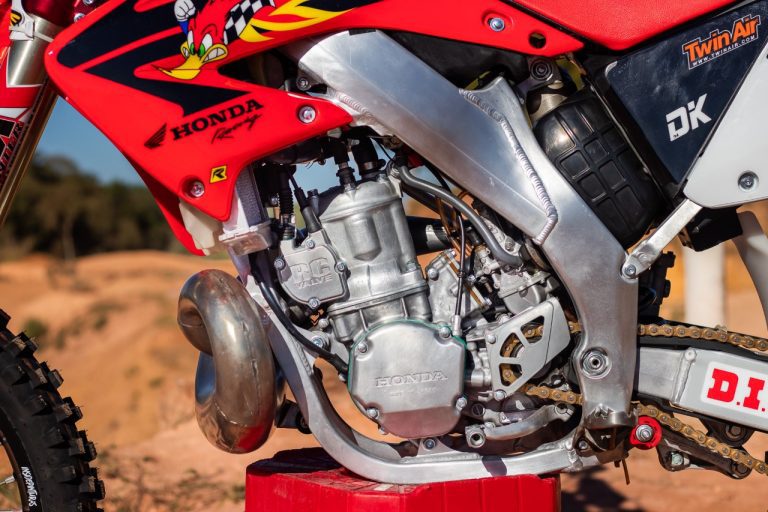 Lucas Dunka apresenta a sua CR 250 2 Tempos totalmente reformada | VÍDEO