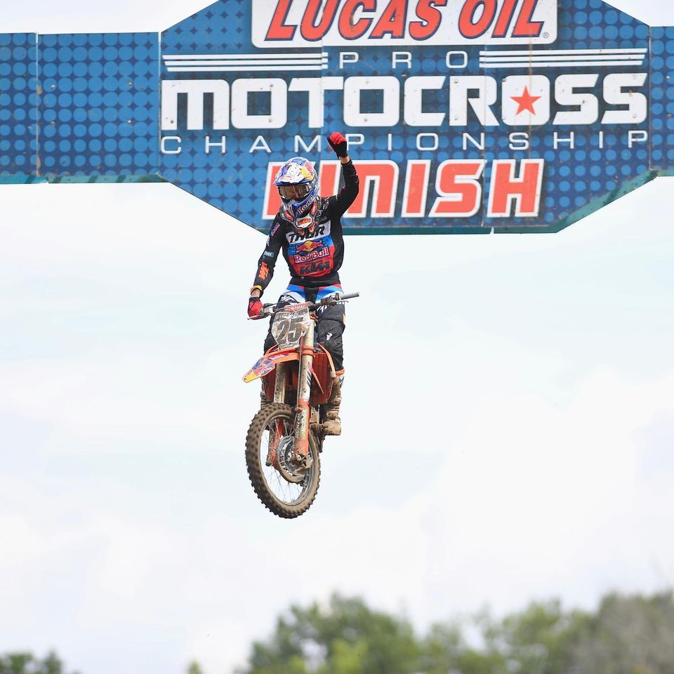AMA Motocross: Eli Tomac e Jeremy Martin vencem em Ironman