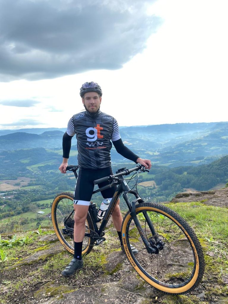 Enzo Lopes pedalando no Brasil com a Sense Bike