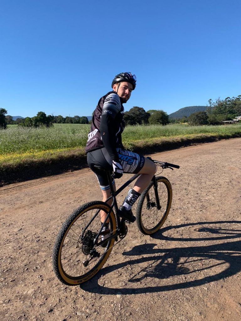 Enzo Lopes pedalando no Brasil com a Sense Bike