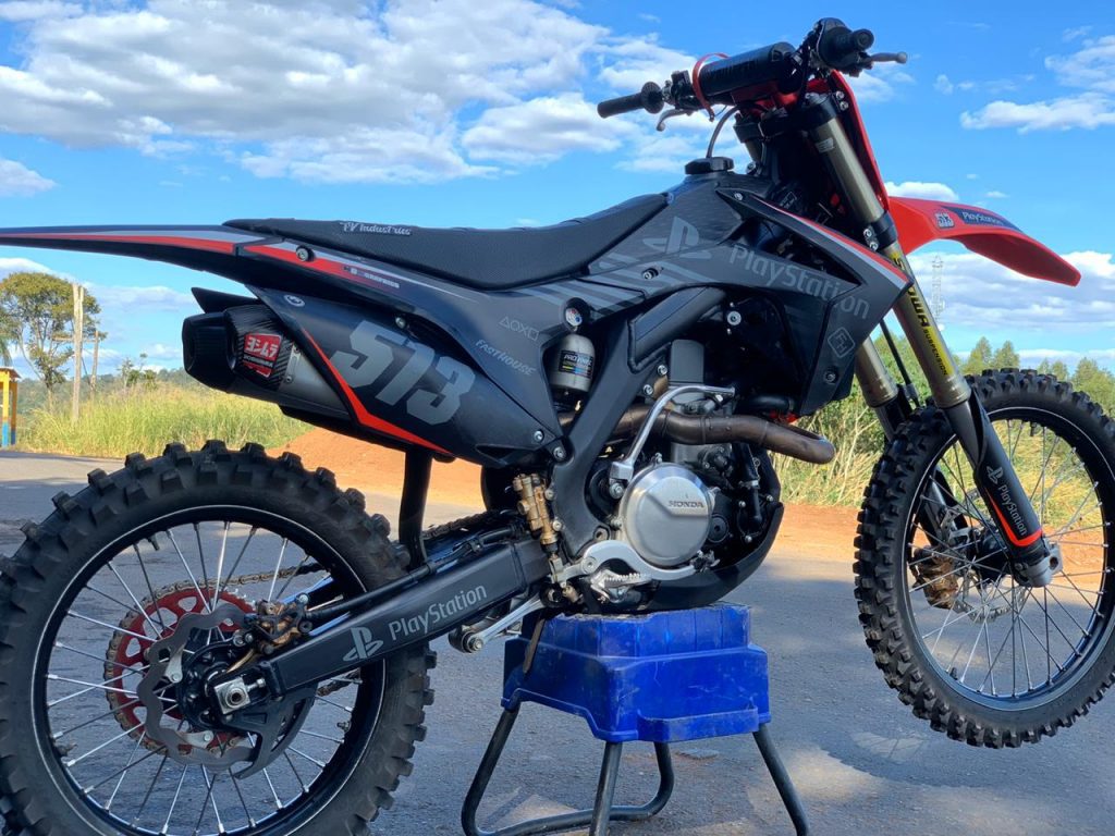 Tat&aacute; Pelegrino est&aacute; RIFANDO sua 450cc de Motocross TOP de linha