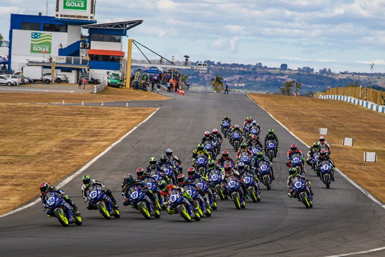 Disputas emocionantes marcam abertura da Yamalube R3 bLU cRU Cup