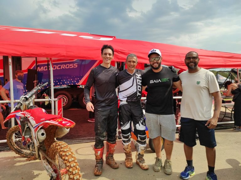 Filme Tração grava cenas no Brasileiro de Motocross, em Penha (SC)