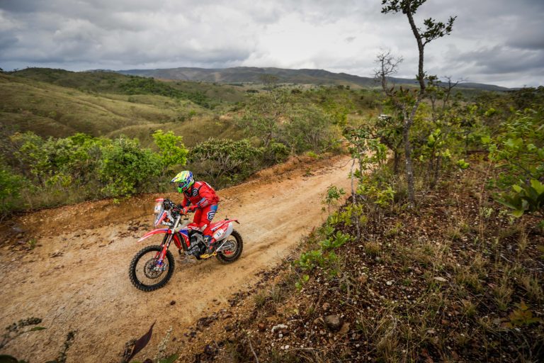 Honda Racing: Bissinho Zavatti, na Moto 2, e Thiago Veloso, na Brasil, mantêm lideranças no Sertões 2020