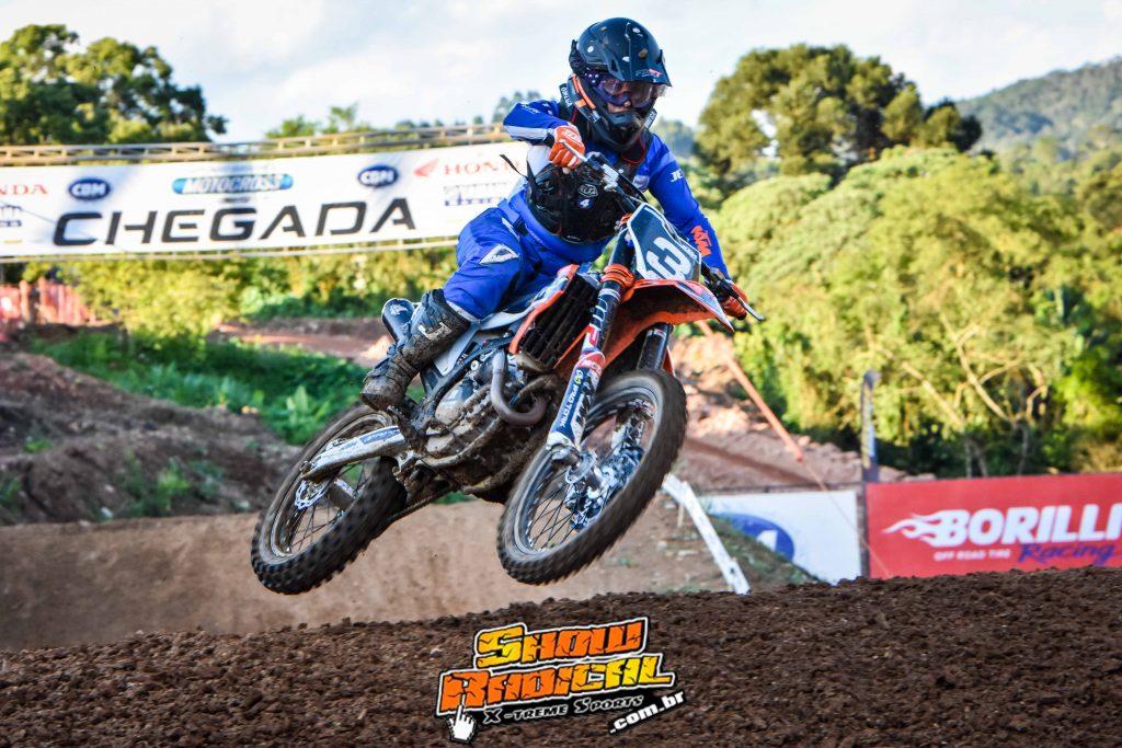 KTM mant&eacute;m lideran&ccedil;a em duas categorias ap&oacute;s a 4&ordf; etapa do Brasileiro de Motocross em Apia&iacute;-SP.
