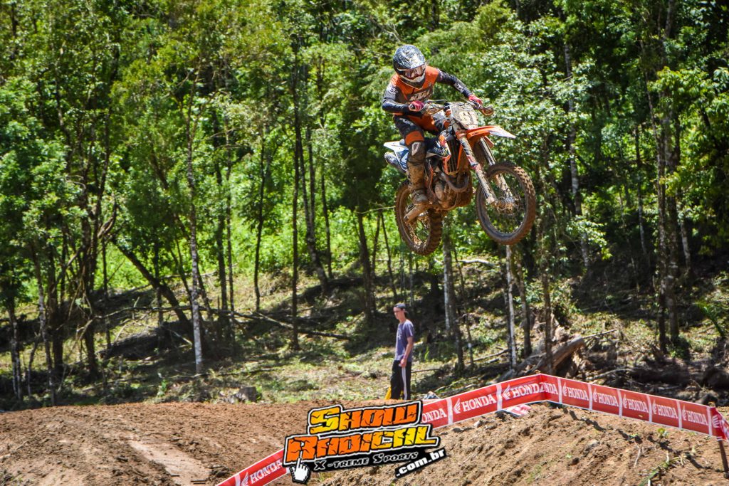 KTM mant&eacute;m lideran&ccedil;a em duas categorias ap&oacute;s a 4&ordf; etapa do Brasileiro de Motocross em Apia&iacute;-SP.