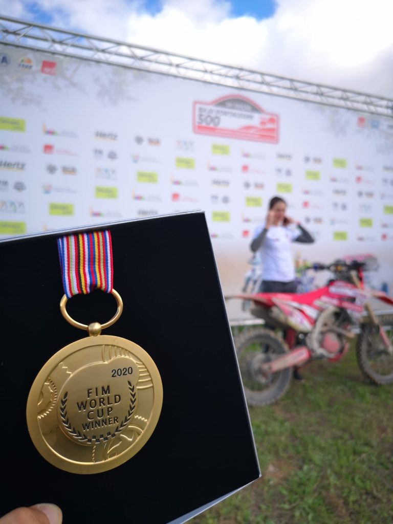 A piloto Janaina Souza, faz hist&oacute;ria no motociclismo brasileiro ao conquistar t&iacute;tulo mundial na FIM Bajas Rally World CUP !