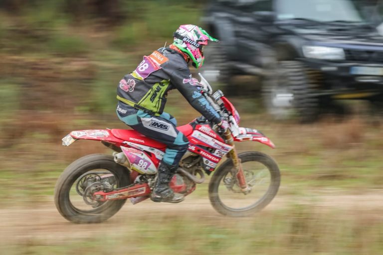 A piloto Janaina Souza, faz história no motociclismo brasileiro ao conquistar título mundial na FIM Bajas Rally World CUP !
