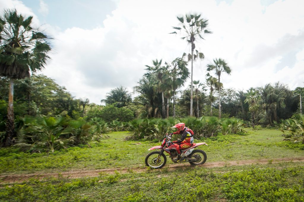 Disputa nas motos do Rally Piocer&aacute; 2021 tem in&iacute;cio com varia&ccedil;&atilde;o de pisos