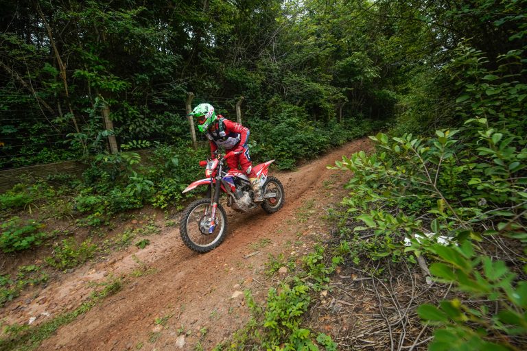 Disputa nas motos do Rally Piocerá 2021 tem início com variação de pisos