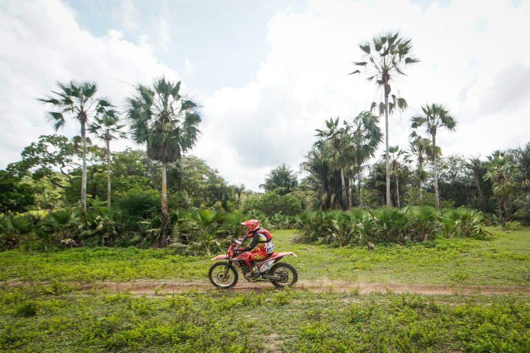 Bárbara Neves sai na frente entre os homens da categoria Júnior no Rally Piocerá