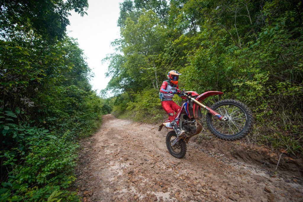 B&aacute;rbara Neves sai na frente entre os homens da categoria J&uacute;nior no Rally Piocer&aacute;
