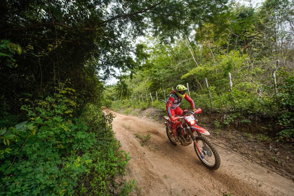 B&aacute;rbara Neves sai na frente entre os homens da categoria J&uacute;nior no Rally Piocer&aacute;
