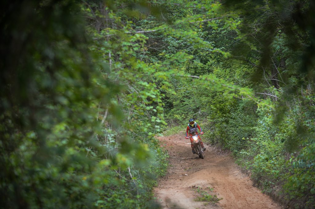 B&aacute;rbara Neves sai na frente entre os homens da categoria J&uacute;nior no Rally Piocer&aacute;