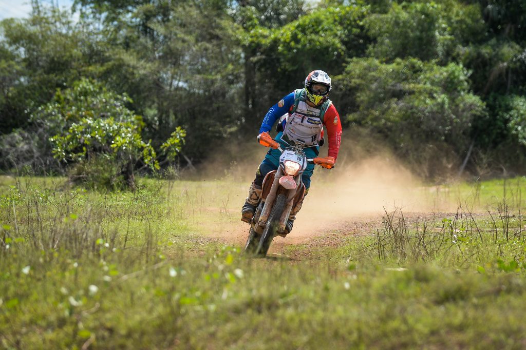 Disputa nas motos do Rally Piocer&aacute; 2021 tem in&iacute;cio com varia&ccedil;&atilde;o de pisos