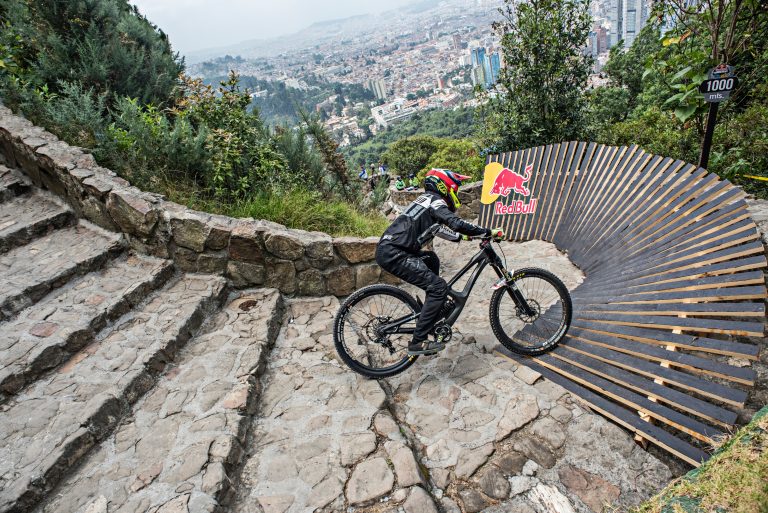 Maior downhill urbano do mundo ganha transmissão ao vivo, em português