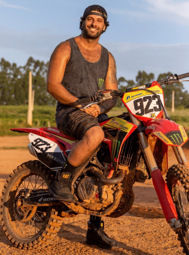 Após vencer o Duelo de Motos 2021, Fred Kyrillos anuncia patrocínio da Caterpillar Footwear