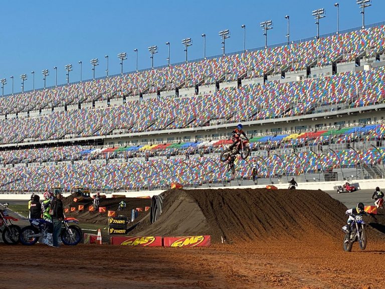 Ricky Carmichael Daytona Amateur Supercross ao vivo agora, tem brazuca no gate!