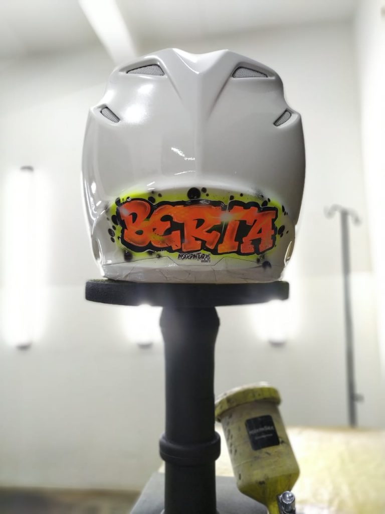 Inside Pinturas apresenta o capacete que ir&aacute; ser usado por Maiara Basso nessa temporada