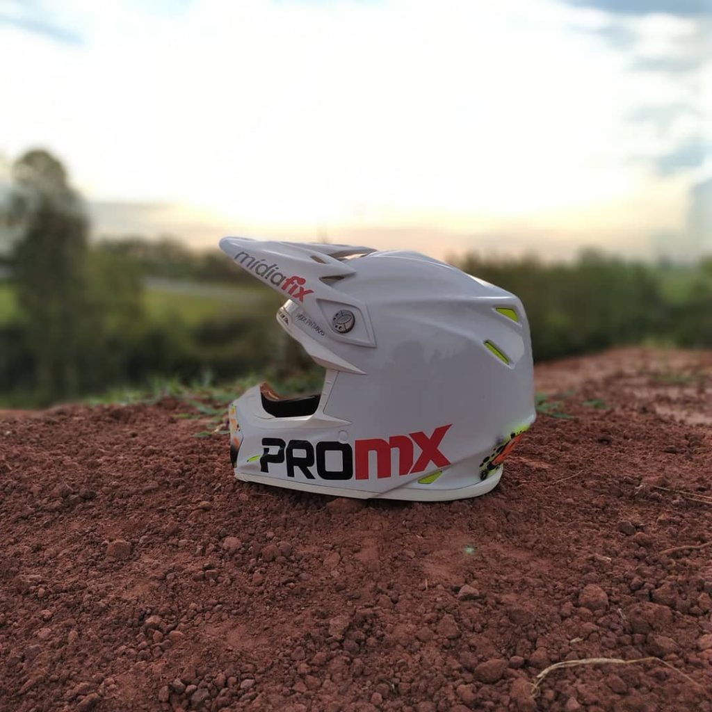 Inside Pinturas apresenta o capacete que ir&aacute; ser usado por Maiara Basso nessa temporada