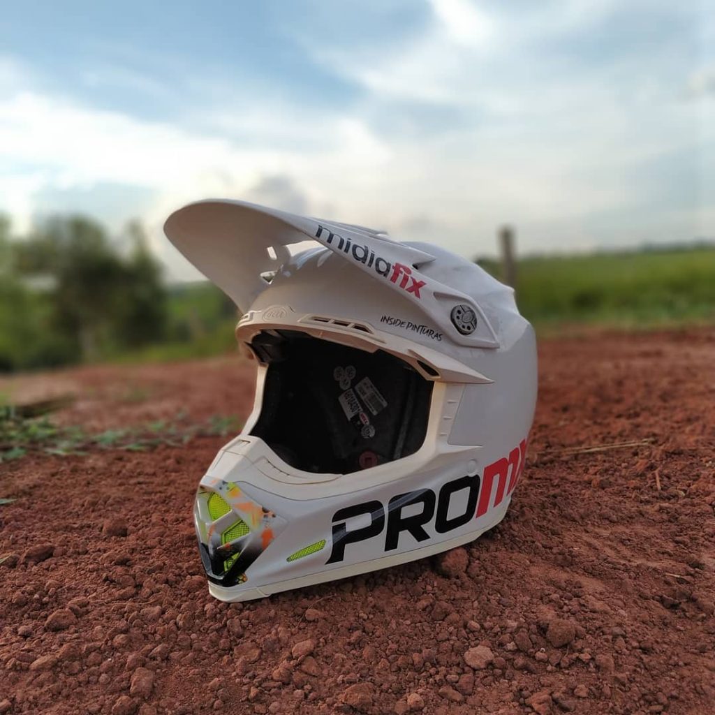 Inside Pinturas apresenta o capacete que ir&aacute; ser usado por Maiara Basso nessa temporada