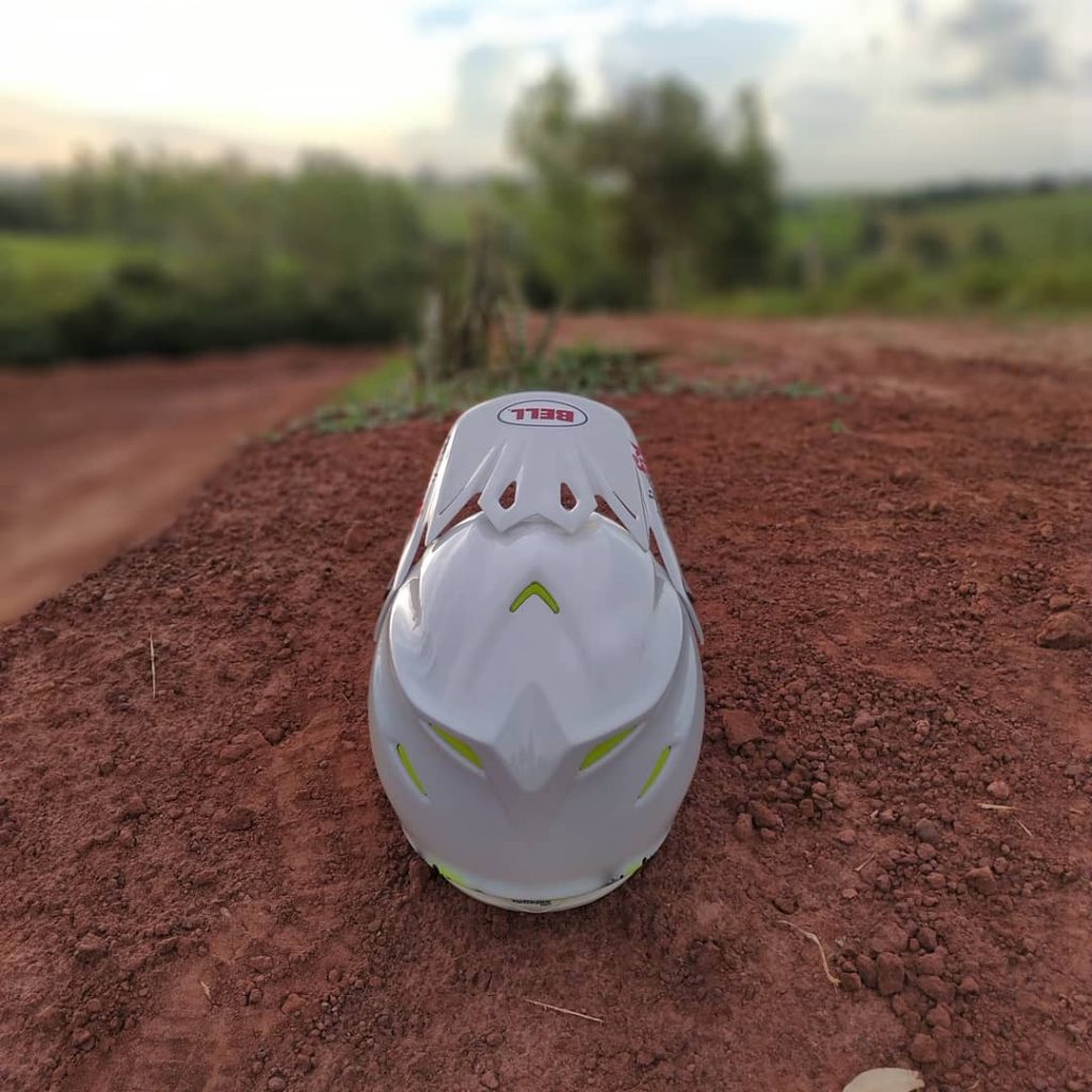 Inside Pinturas apresenta o capacete que ir&aacute; ser usado por Maiara Basso nessa temporada