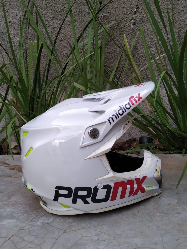 Inside Pinturas apresenta o capacete que ir&aacute; ser usado por Maiara Basso nessa temporada