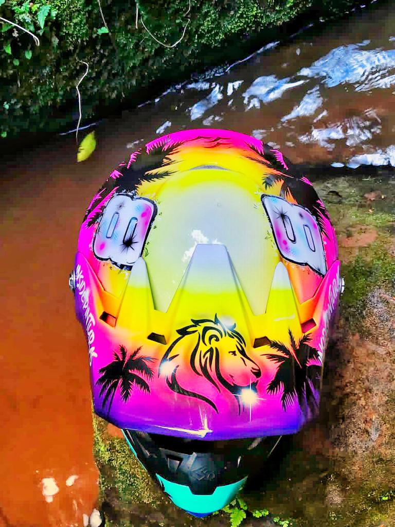 Inside Pinturas apresenta o capacete que ir&aacute; ser usado por Maiara Basso nessa temporada