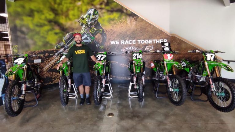 Show Radical visita a sede da Pro Circuit, na Califórnia