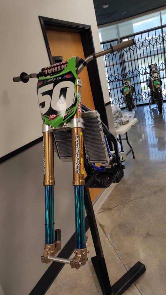 Show Radical visita a sede da Pro Circuit, na Calif&oacute;rnia