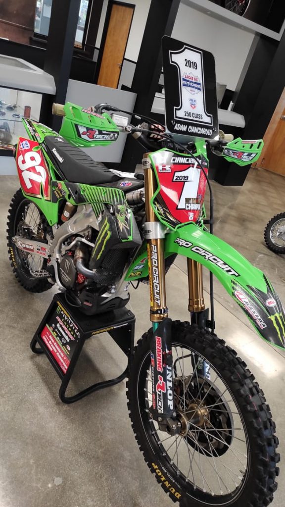 Show Radical visita a sede da Pro Circuit, na Calif&oacute;rnia