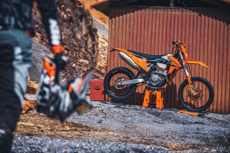 KTM apresenta a linha de Enduro 2022