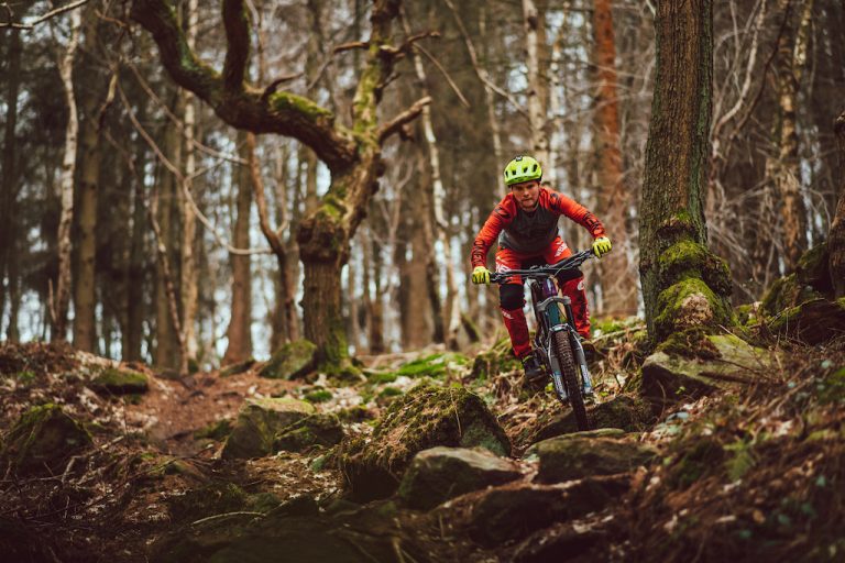 Brasileiro Roger Vieira disputando o Mundial de Down Hill na Europa ganha destaque no PinkBike