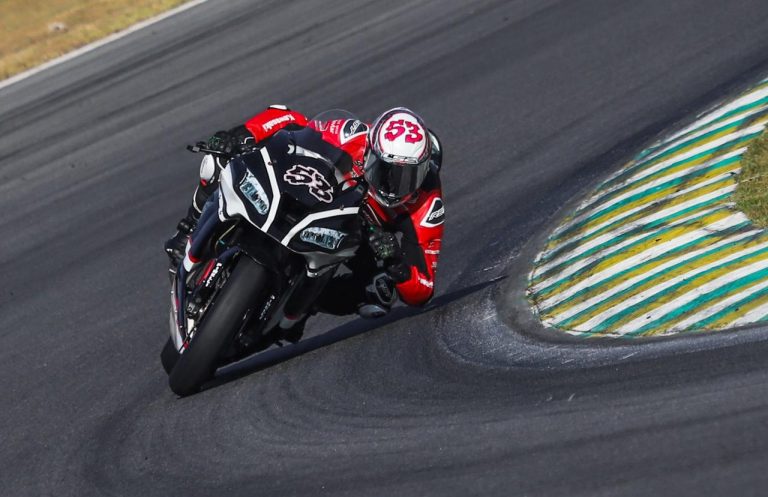 Léo Tamburro leva a FAZT Suplementos ao topo do pódio no Superbike Brasil