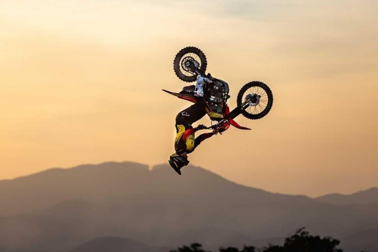VÍDEO: Fred Kyrillos realiza o primeiro Backflip a bordo de uma CRF 250F