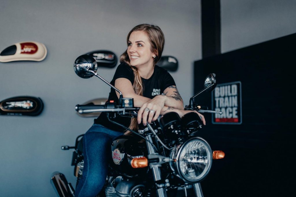 Conhe&ccedil;a as pilotos do programa BUILD TRAIN RACE da Royal Enfield Brasil