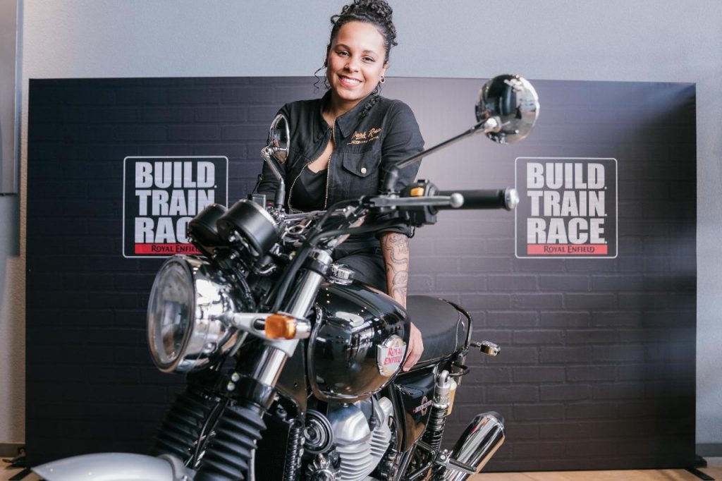 Conhe&ccedil;a as pilotos do programa BUILD TRAIN RACE da Royal Enfield Brasil