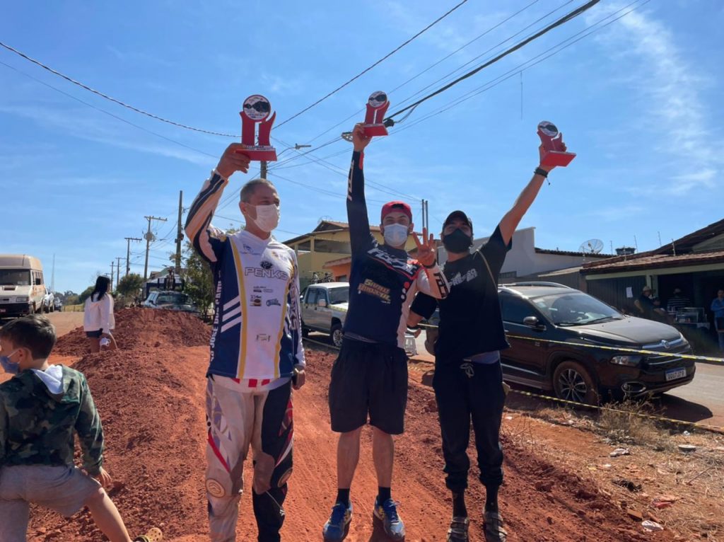 Atletas de Varginha conquistam 3 t&iacute;tulos in&eacute;ditos no campeonato mineiro de Mountain Bike Downhill.