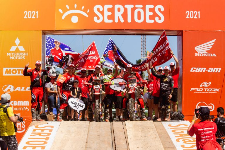 Campeões da Honda Racing cruzam a rampa de chegada do Sertões 2021