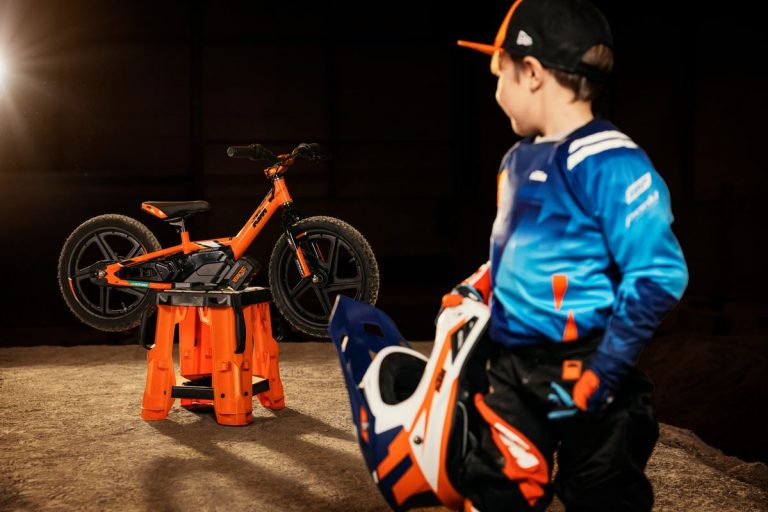 KTM apresenta bike elétrica infantil STACYC 12eDrive, disponível no Brasil